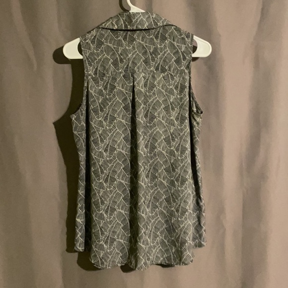 Express Black and White Sleeveless Blouse - Picture 3 of 3